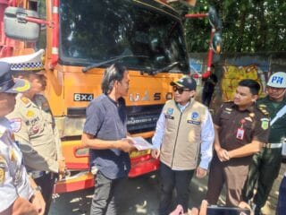 Pemkot Tangsel bersama TNI, Polri, dan Kejaksaan gelar razia truk overload. Pelanggar terancam tilang, blacklist, hingga pencabutan izin.