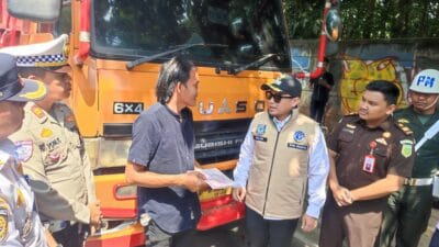 Pemkot Tangsel bersama TNI, Polri, dan Kejaksaan gelar razia truk overload. Pelanggar terancam tilang, blacklist, hingga pencabutan izin.