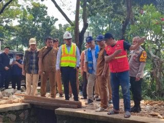 Wakil Wali Kota Tangsel Pilar Saga tinjau pembangunan turap di Serpong Utara, targetkan solusi permanen untuk atasi banjir.