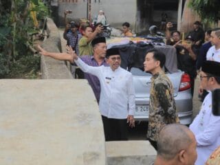 Wapres Gibran didampingi Wali Kota Tangerang meninjau lokasi banjir di Ciledug Indah dan berkomitmen membahas solusi di tingkat pusat.