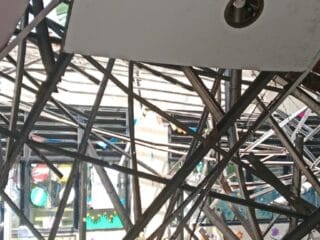 Atap SDN Kedung Dalam 2 Tangerang ambruk saat belajar, beberapa siswa luka, Dinas Pendidikan lakukan peninjauan lokasi.