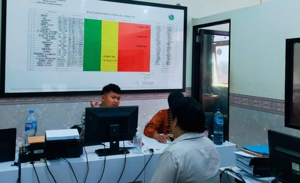 Polda Banten tangkap dua pengguna sabu di Serang. Salah satunya residivis. Polisi sita barang bukti dan alat hisap dari lokasi.