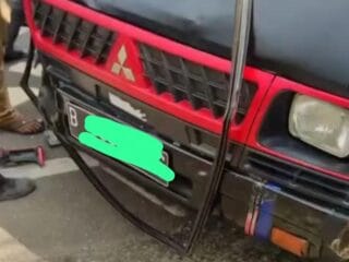 Adu banteng dua mobil box di Ciputat. Diduga pengemudi hindari kucing, satu luka dan kendaraan ringsek. Ditangani Polres Tangsel.