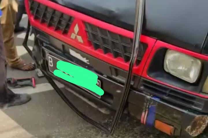 Adu banteng dua mobil box di Ciputat. Diduga pengemudi hindari kucing, satu luka dan kendaraan ringsek. Ditangani Polres Tangsel.