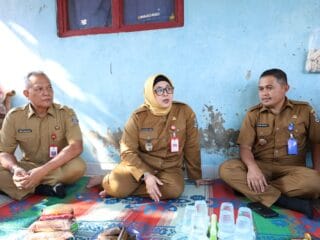 Wabup Intan dan Camat Jambe salurkan bantuan bagi 46 KK korban puting beliung di Desa Taban, wujud kepedulian Pemkab Tangerang.