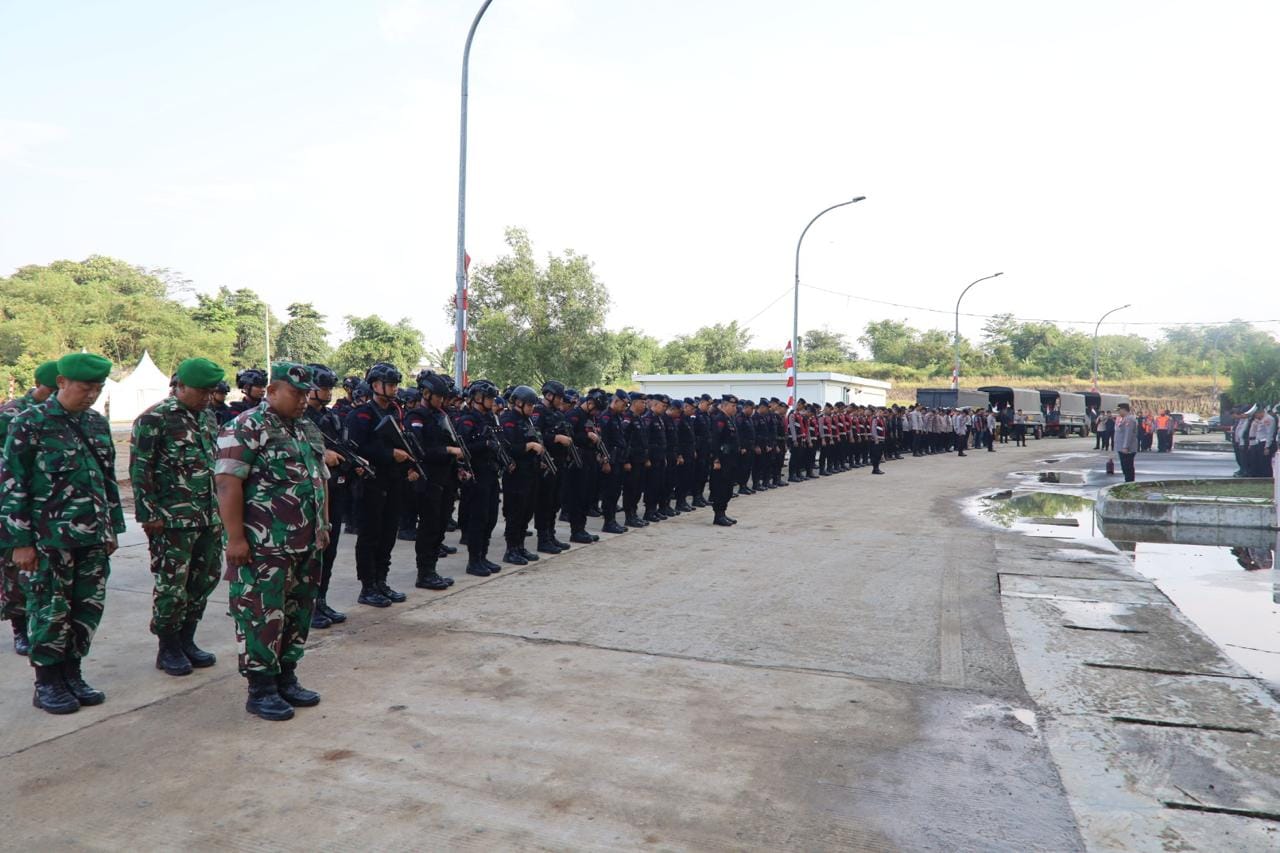 Ratusan personel gabungan amankan laga BRI Super League Dewa United vs Persik Kediri di Serang. Pengamanan ini utamakan sikap humanis.