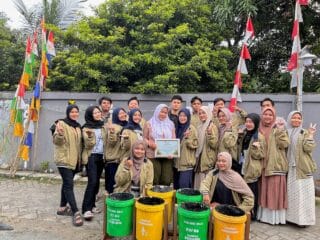 KKN UMT 2025 di Desa Sukabakti resmi ditutup. Mahasiswa tinggalkan jejak manfaat lewat program sosial, pendidikan, dan UMKM.