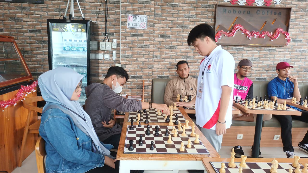 Fide Master Reynard Kristopher menumbangkan 10 peserta dalam Fun Catur Simultan di Noboru Coffee, Tangerang, pada 24 Agustus 2025.