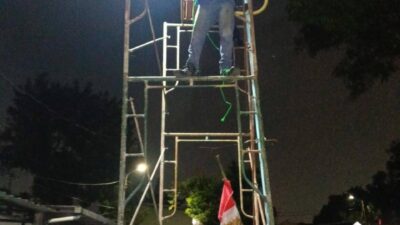Pemkot Tangsel gerak cepat perbaiki PJU solar cell rusak di Ciputat. Jalan kembali terang, warga apresiasi respons pemerintah.