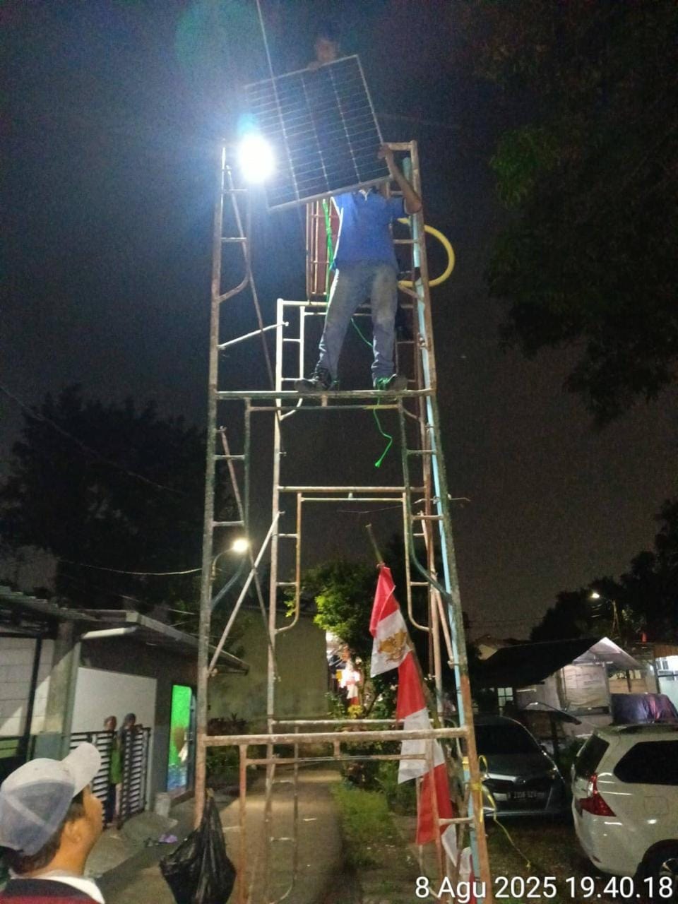 Pemkot Tangsel gerak cepat perbaiki PJU solar cell rusak di Ciputat. Jalan kembali terang, warga apresiasi respons pemerintah.
