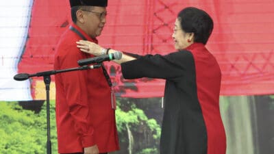 Megawati Soekarnoputri lantik Hasto Kristiyanto sebagai Sekjen PDIP 2025-2030. Hasto kembali pimpin partai banteng untuk ketiga kalinya.
