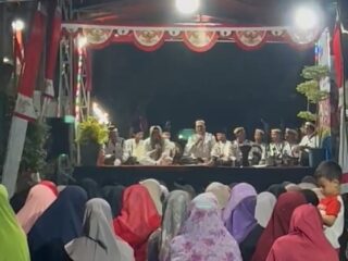 Warga RT008/02 PWS Margasari, Tigaraksa rayakan HUT ke-80 RI dengan lomba rakyat, bersholawat, tasyakuran, dan hiburan rakyat.