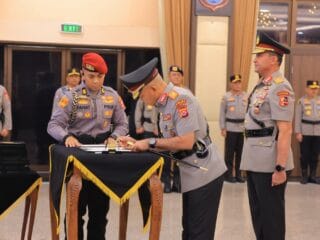 Brigjen Pol Hengki resmi dilantik Kapolda Banten oleh Kapolri. Pergantian ini diharapkan tingkatkan kinerja dan kepercayaan Polri.