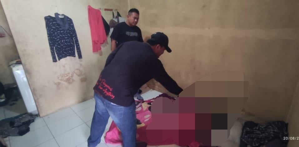 Warga Tigaraksa digegerkan penemuan mayat perempuan 41 tahun di kontrakan Margasari. Polisi pastikan tanpa tanda kekerasan.