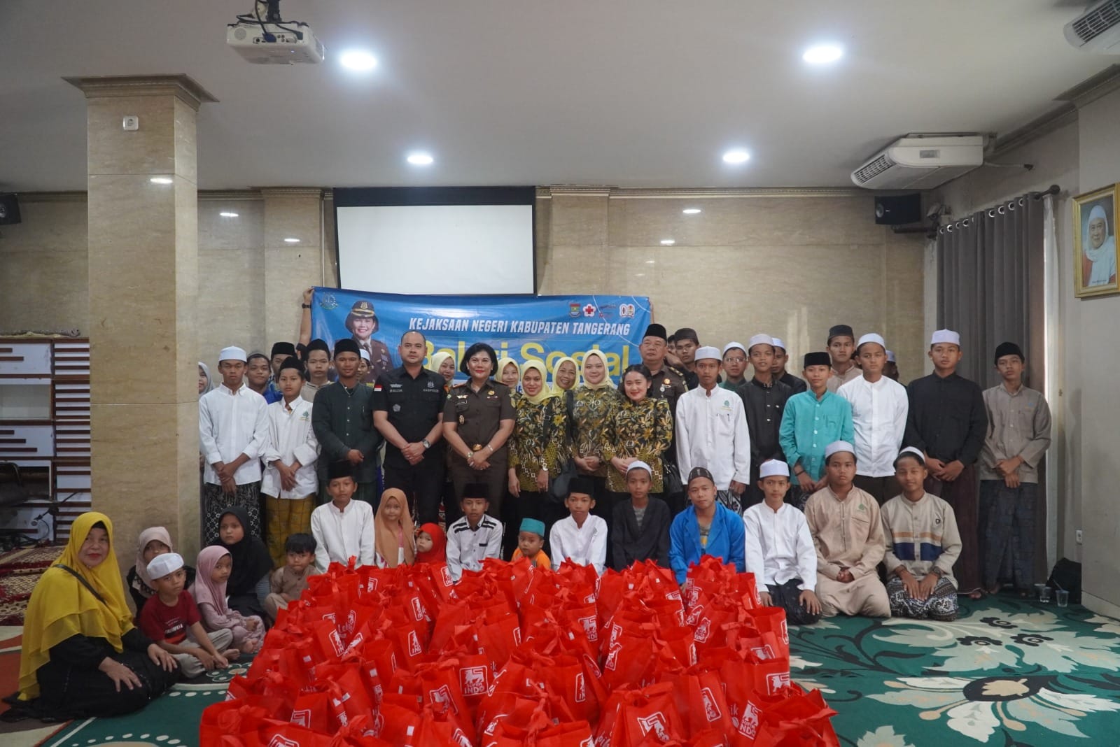Kejari Kabupaten Tangerang rayakan HUT Kejaksaan ke-80 dengan bakti sosial, santuni 100 anak yatim di dua yayasan berbeda.