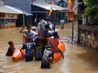 Warga Petir Cipondoh kembali terdampak banjir kiriman setinggi 1 meter, bahkan salat Jumat terpaksa naik perahu karet.