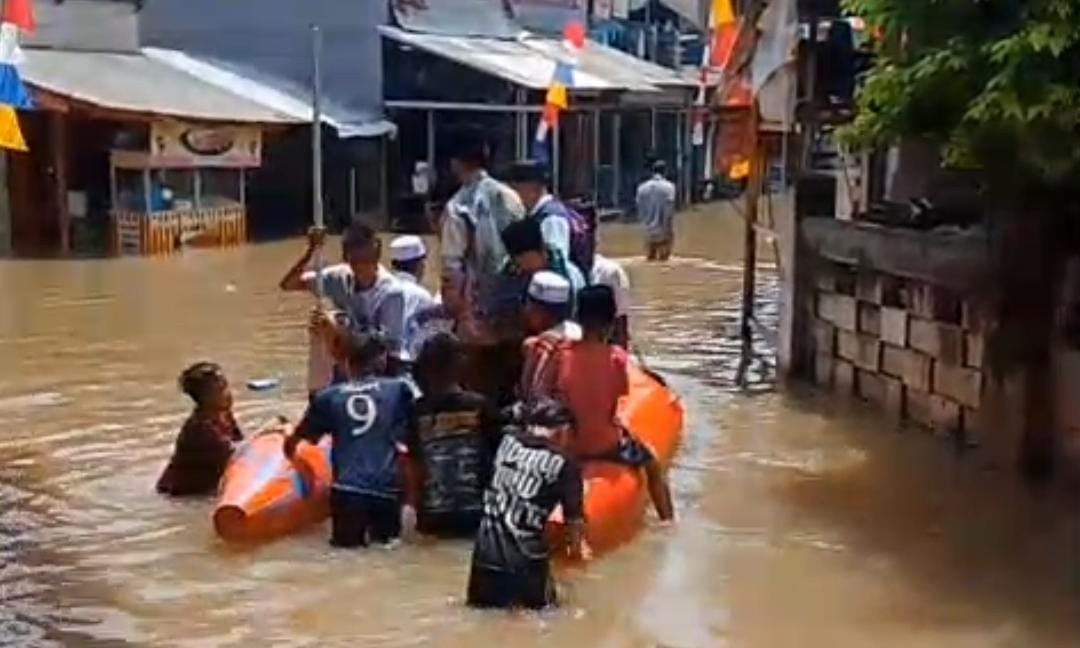 Warga Petir Cipondoh kembali terdampak banjir kiriman setinggi 1 meter, bahkan salat Jumat terpaksa naik perahu karet.