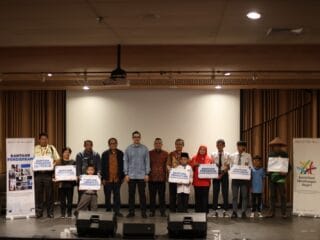 Sinar Mas Land salurkan Rp300 juta bagi 306 penerima melalui Program Bantuan Pendidikan 2025, wujud nyata komitmen CSR.