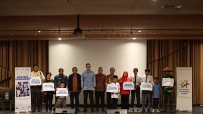 Sinar Mas Land salurkan Rp300 juta bagi 306 penerima melalui Program Bantuan Pendidikan 2025, wujud nyata komitmen CSR.