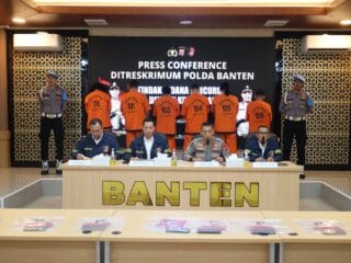 Polda Banten bekuk sindikat pencurian truk solar 14 KL di Tol Tangerang-Merak. Sopir disekap, pelaku gunakan modus himpit dan todong senjata.