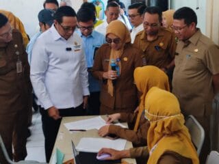 Hasan Nasbi dan Wali Kota Tangsel tinjau cek kesehatan gratis di SMAN 6 Tangsel, bagian dari program nasional untuk pelajar.