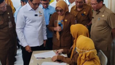 Hasan Nasbi dan Wali Kota Tangsel tinjau cek kesehatan gratis di SMAN 6 Tangsel, bagian dari program nasional untuk pelajar.