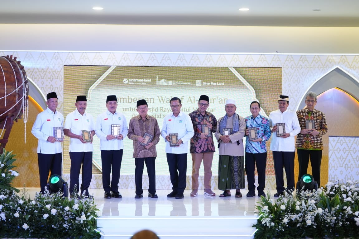 APP Group dan Sinar Mas wakafkan 1.000 Alquran saat peresmian Masjid Raya BSD. Wujud komitmen literasi keagamaan dan toleransi antariman.