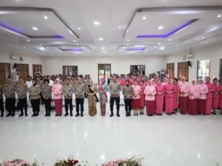 Serah terima Ibu Asuh Polwan Polda Banten perkuat pembinaan, soliditas, dan profesionalisme Polwan dalam mendukung tugas kepolisian.