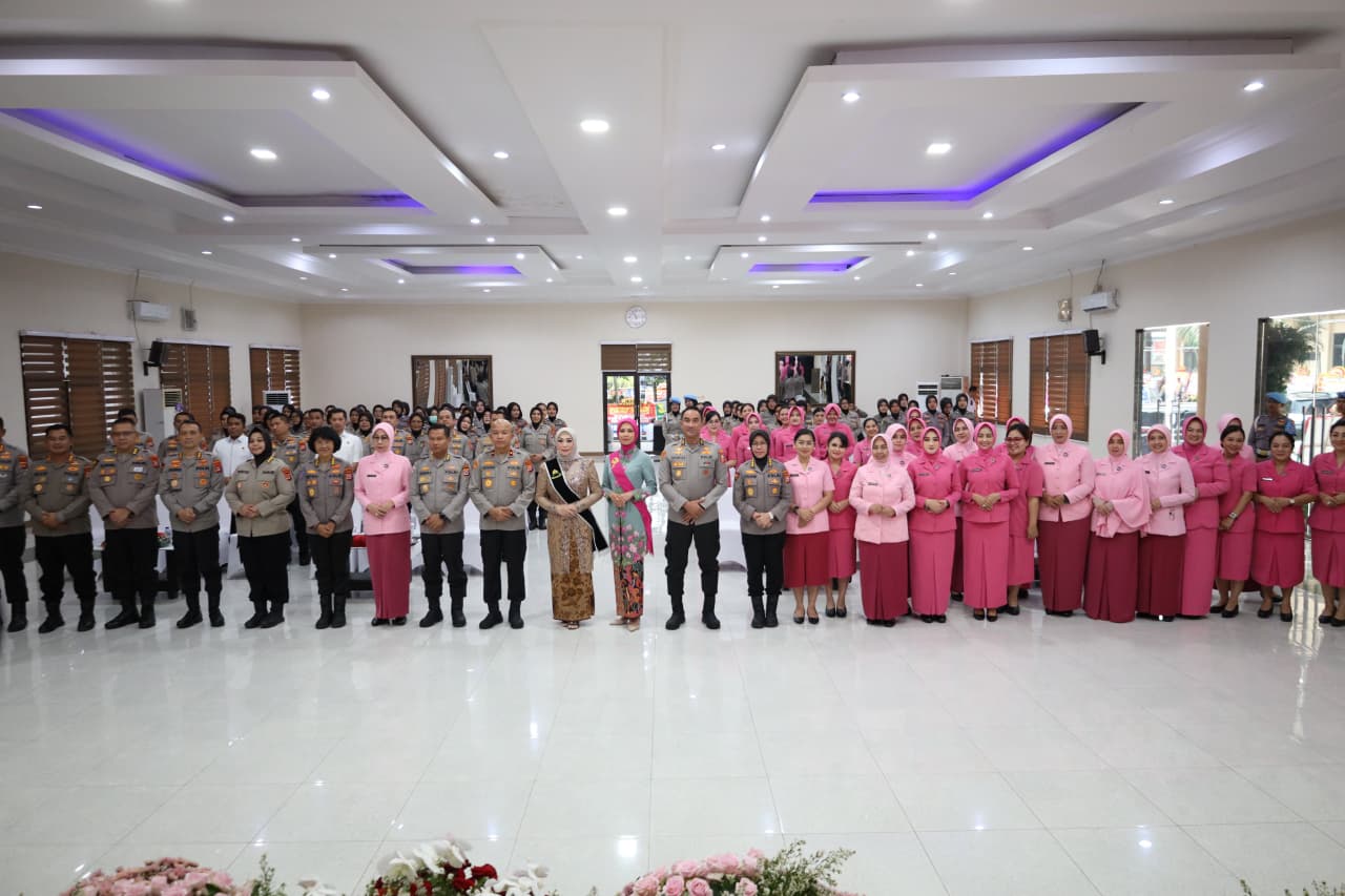 Serah terima Ibu Asuh Polwan Polda Banten perkuat pembinaan, soliditas, dan profesionalisme Polwan dalam mendukung tugas kepolisian.