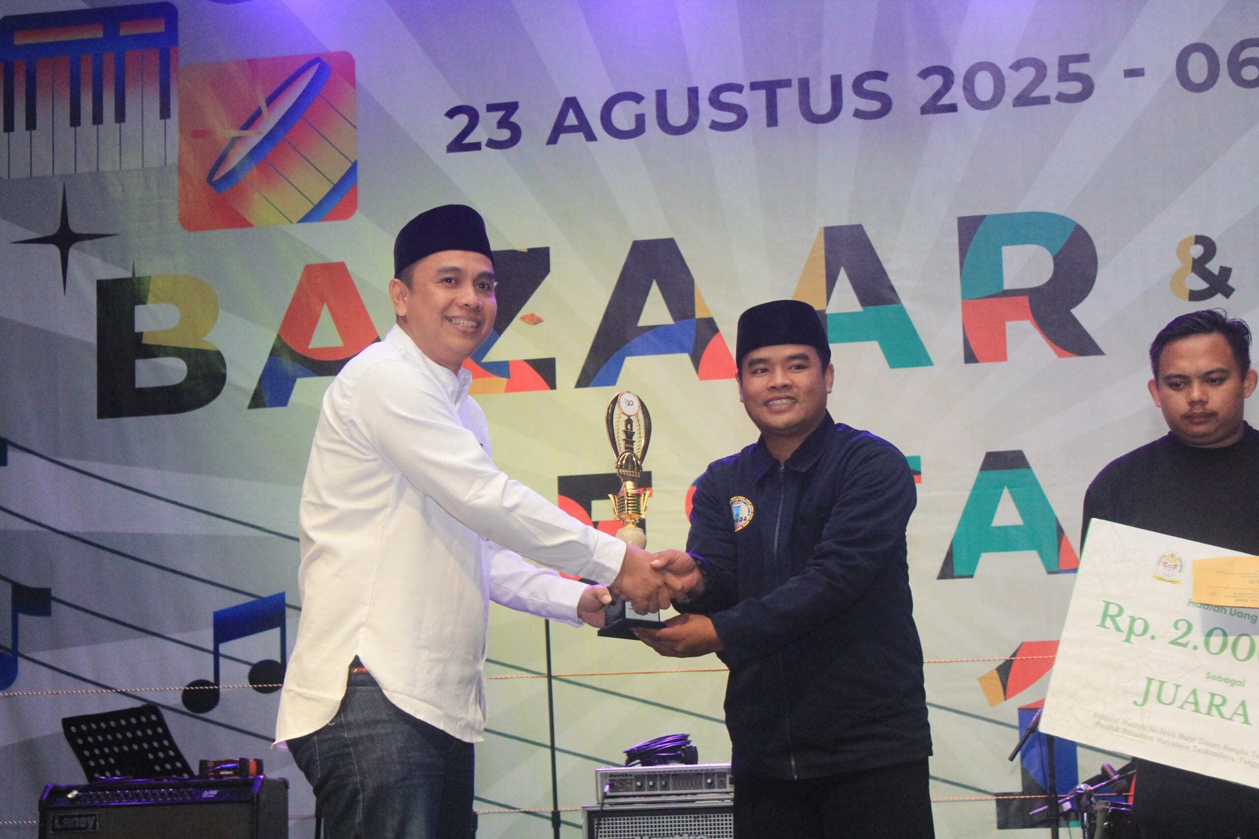 Festival Hadroh Milad ke-120 Pesantren Suryalaya sukses digelar, juara diraih Mahabbatul Bidayah Bandung dengan hadiah Rp12 juta.