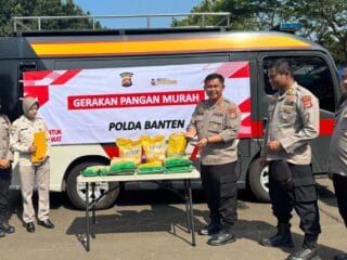 Polda Banten gelar Operasi Pasar Murah di Serang, 460 kg beras ludes terjual. Polisi hadir bantu ketahanan pangan dan jalin komunikasi warga.