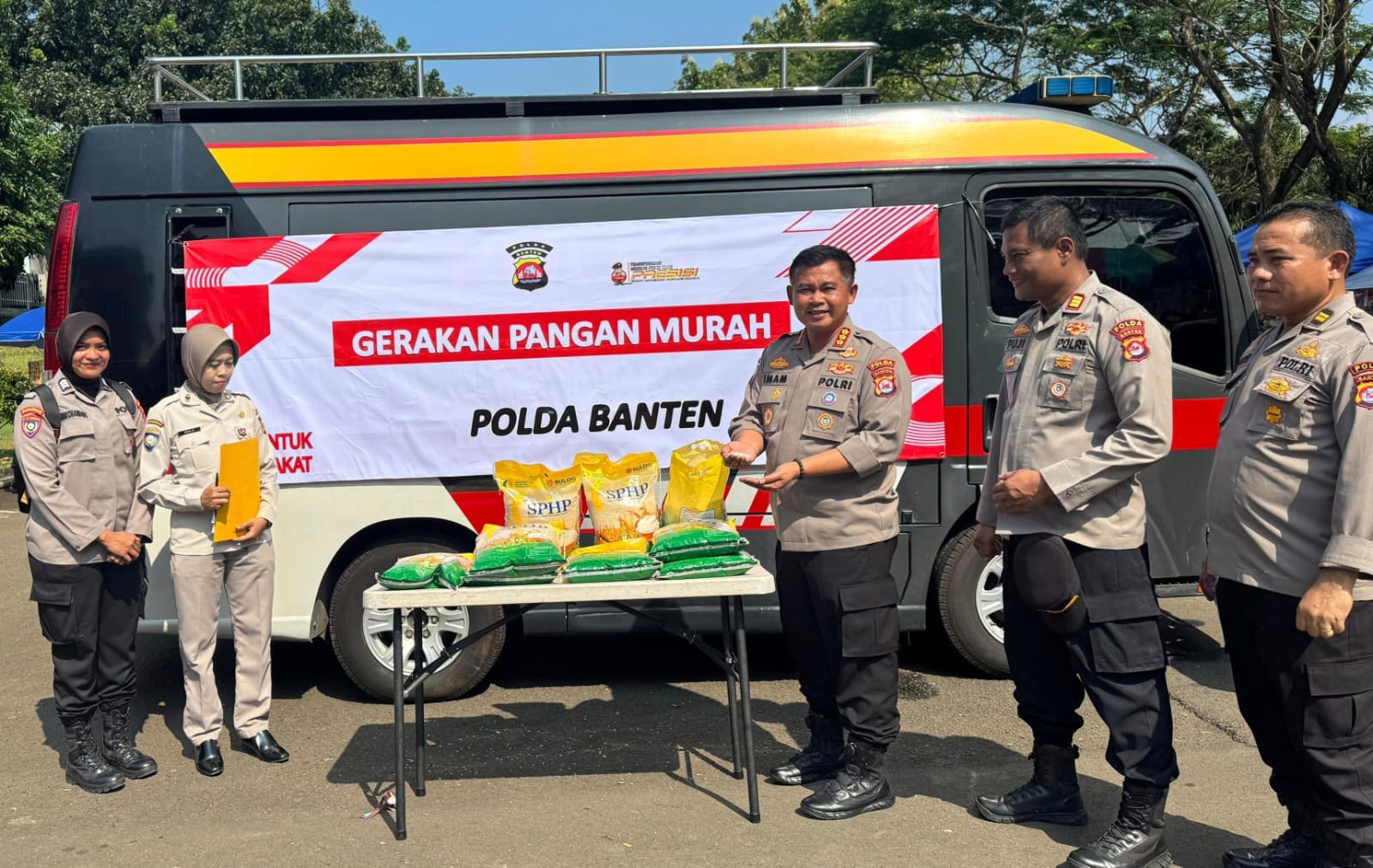 Polda Banten gelar Operasi Pasar Murah di Serang, 460 kg beras ludes terjual. Polisi hadir bantu ketahanan pangan dan jalin komunikasi warga.