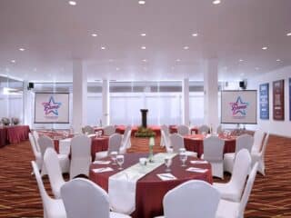 Fame Hotel Gading Serpong hadirkan Hall of Fame, ruang meeting modern dengan paket mulai Rp150.000 untuk acara berkesan.