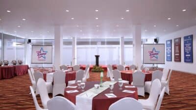 Fame Hotel Gading Serpong hadirkan Hall of Fame, ruang meeting modern dengan paket mulai Rp150.000 untuk acara berkesan.
