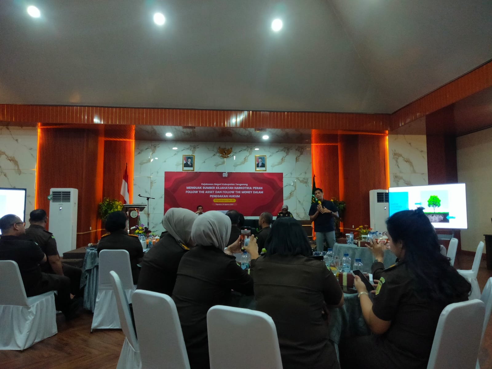 Kejari Tangerang gelar seminar Harlah Kejaksaan 2025, kupas strategi follow the money dan follow the asset lawan narkotika.