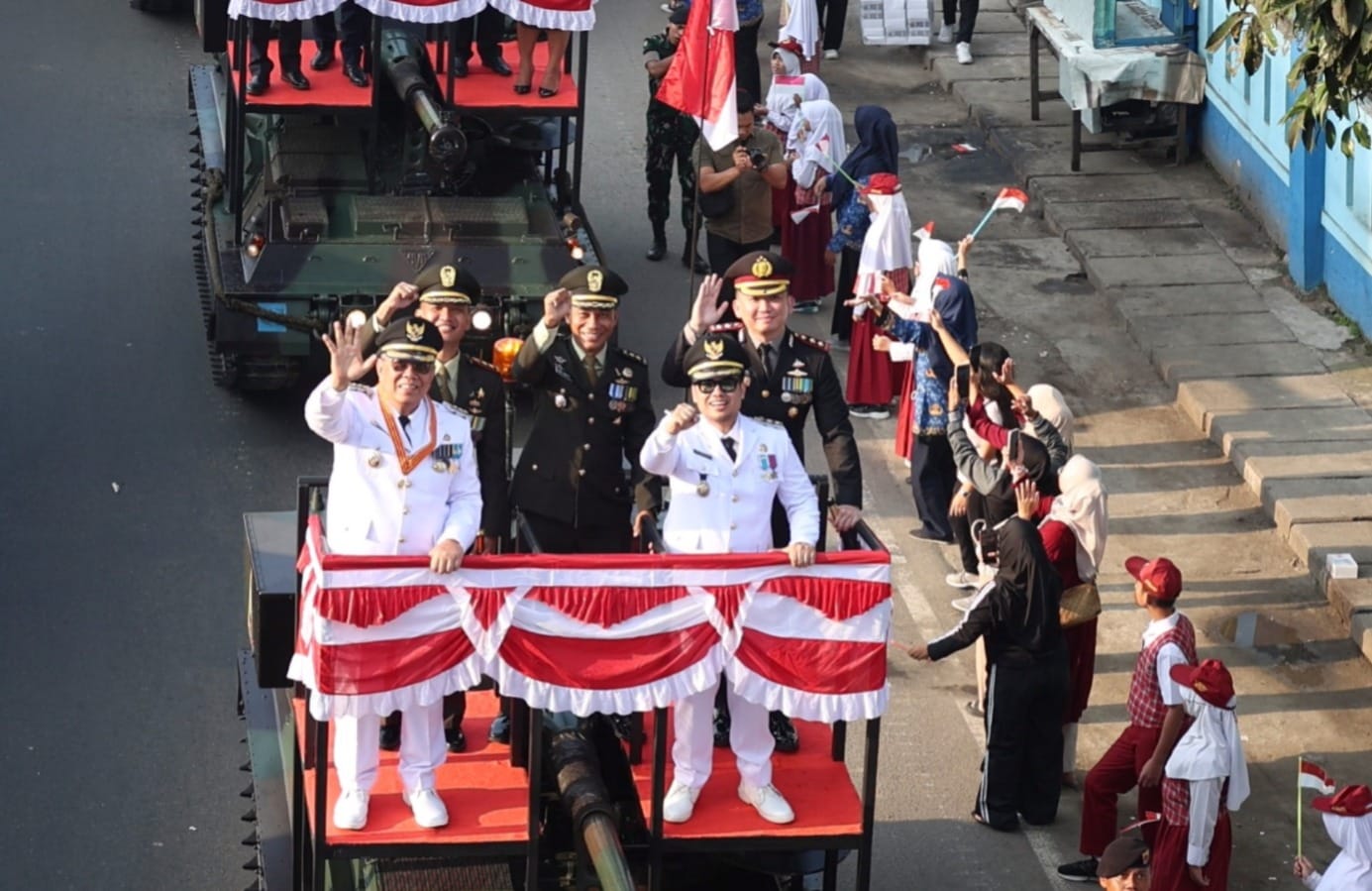 Parade tank warnai HUT RI ke-80 di Tangsel, dipimpin Wali Kota Benyamin Davnie. Ribuan warga antusias meriahkan kemerdekaan.