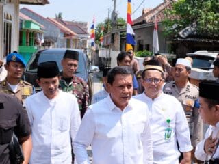 Bupati Tangerang gelar Jumling di Kresek, serap aspirasi warga, sholat Jumat berjamaah, dan serahkan bantuan Rp 20 juta untuk masjid.