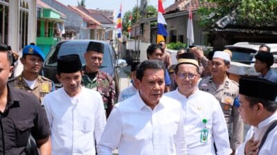 Bupati Tangerang gelar Jumling di Kresek, serap aspirasi warga, sholat Jumat berjamaah, dan serahkan bantuan Rp 20 juta untuk masjid.
