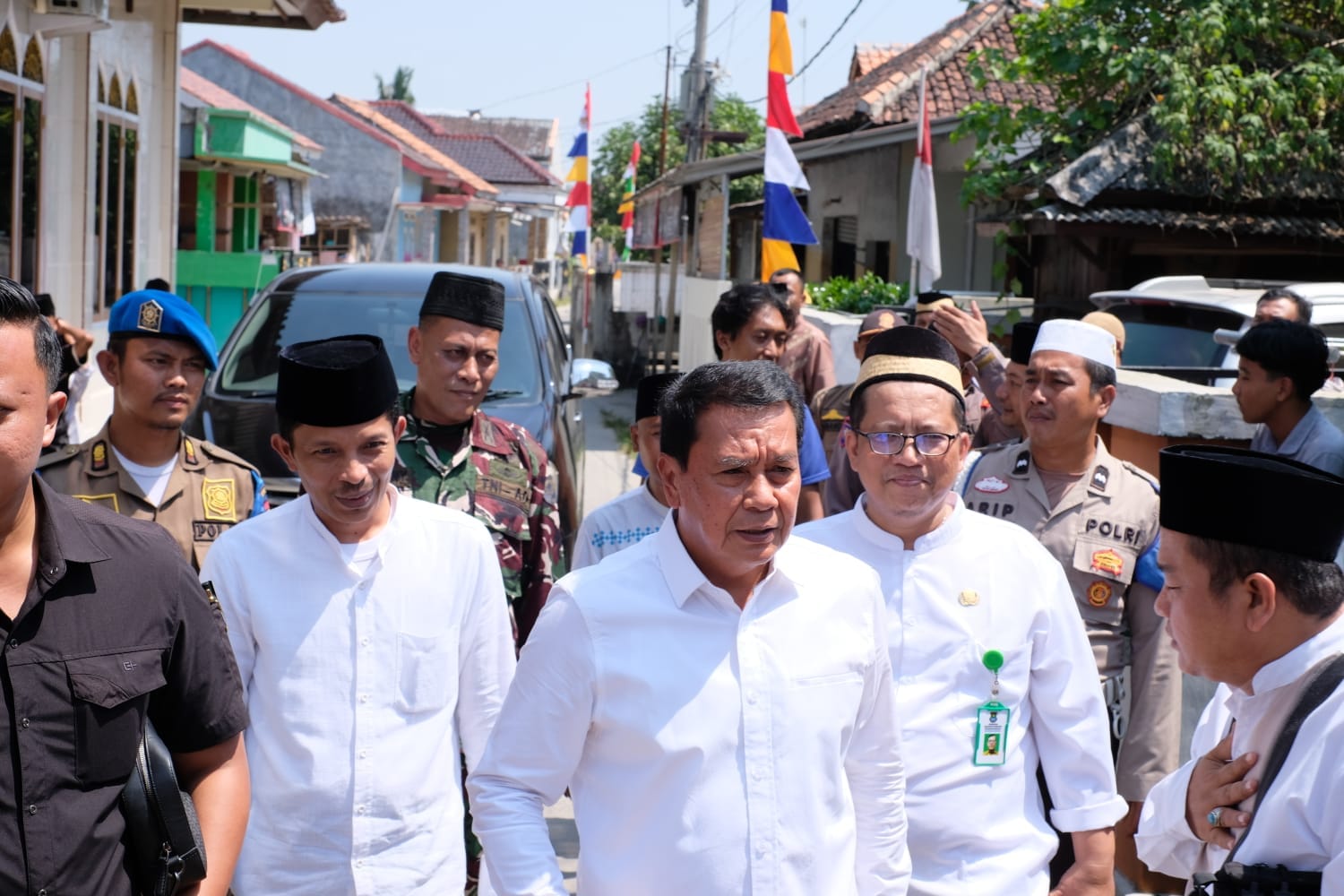 Bupati Tangerang gelar Jumling di Kresek, serap aspirasi warga, sholat Jumat berjamaah, dan serahkan bantuan Rp 20 juta untuk masjid.