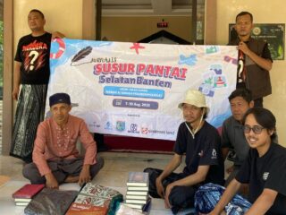 Jurnalis Tangsel salurkan Al-Qur’an, perlengkapan salat, dan bantuan tunai ke puluhan surau di pesisir Sukabumi–Lebak, Banten.