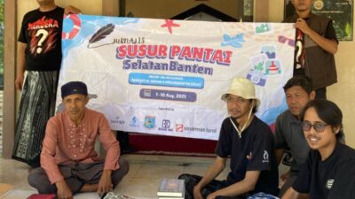 Jurnalis Tangsel salurkan Al-Qur’an, perlengkapan salat, dan bantuan tunai ke puluhan surau di pesisir Sukabumi–Lebak, Banten.