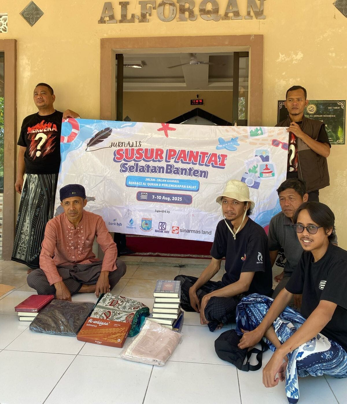 Jurnalis Tangsel salurkan Al-Qur’an, perlengkapan salat, dan bantuan tunai ke puluhan surau di pesisir Sukabumi–Lebak, Banten.