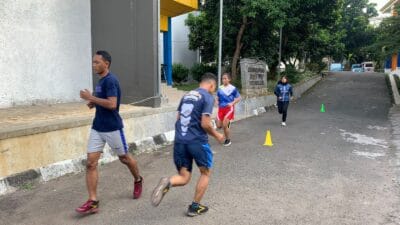 Tiga atlet Brimob Polda Banten jalani latihan intensif dua sesi per hari jelang Kapolri Cup 2025, fokus fisik, teknik, dan koordinasi.