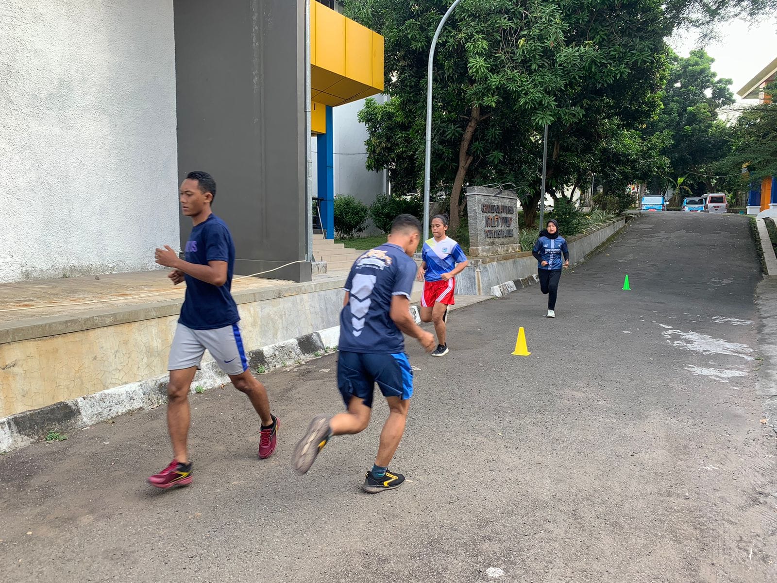 Tiga atlet Brimob Polda Banten jalani latihan intensif dua sesi per hari jelang Kapolri Cup 2025, fokus fisik, teknik, dan koordinasi.
