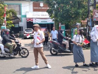 Brimob Banten, Karang Taruna Tangsel, dan pelajar SMAN 1 Ciputat bagikan ribuan bendera untuk kobarkan semangat kemerdekaan.