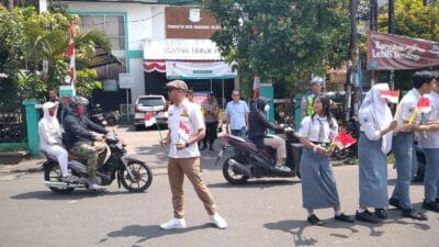 Brimob Banten, Karang Taruna Tangsel, dan pelajar SMAN 1 Ciputat bagikan ribuan bendera untuk kobarkan semangat kemerdekaan.