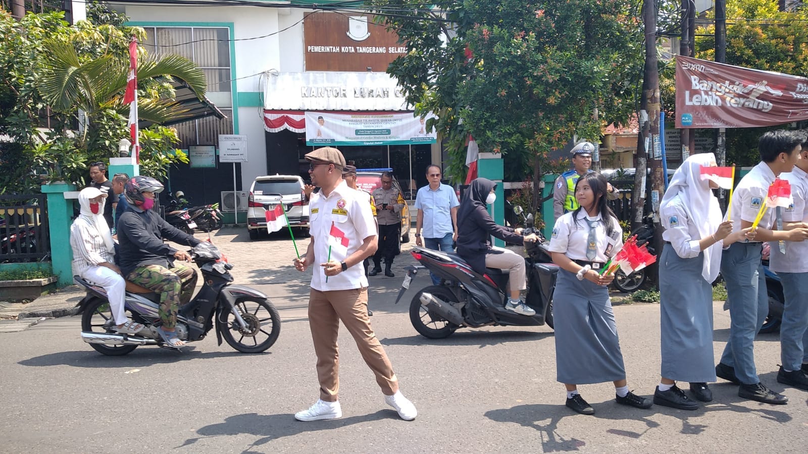 Brimob Banten, Karang Taruna Tangsel, dan pelajar SMAN 1 Ciputat bagikan ribuan bendera untuk kobarkan semangat kemerdekaan.