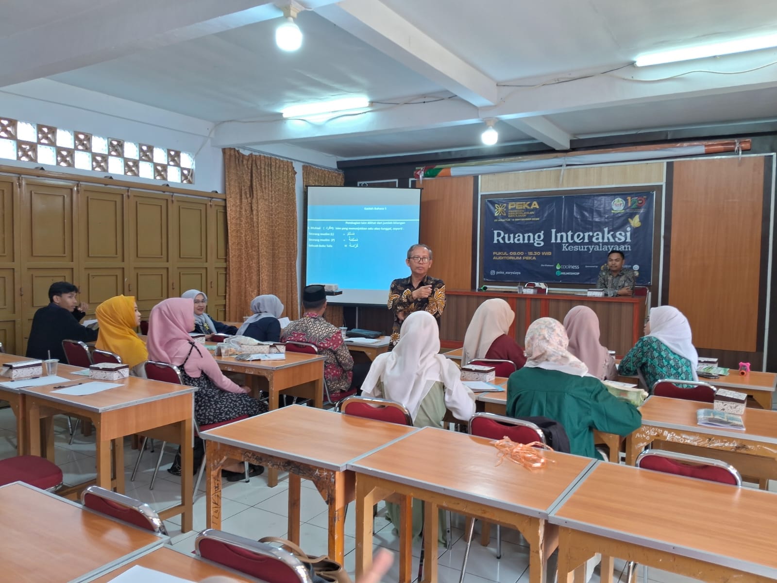 Guru dan dosen antusias ikuti pelatihan Metode Al-Fatihah di Pesantren Suryalaya, belajar kitab kuning kini lebih praktis dan efektif.
