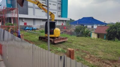 Pemkot Tangsel bangun gedung parkir roda dua Rp 2,8 miliar di Lengkong Wetan, kapasitas 312 motor, target rampung Desember 2025.