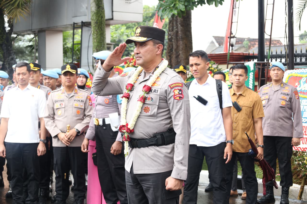 Upacara Pedang Pora warnai pelepasan Irjen Pol Suyudi Ario Seto, sekaligus sambut Brigjen Pol Hengki sebagai Kapolda Banten baru.